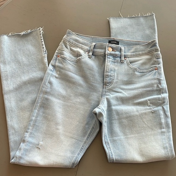 Express Mid Rise Light Wash Raw Hem Skyscraper Jeans
Women’s 6 Short - Picture 1 of 6